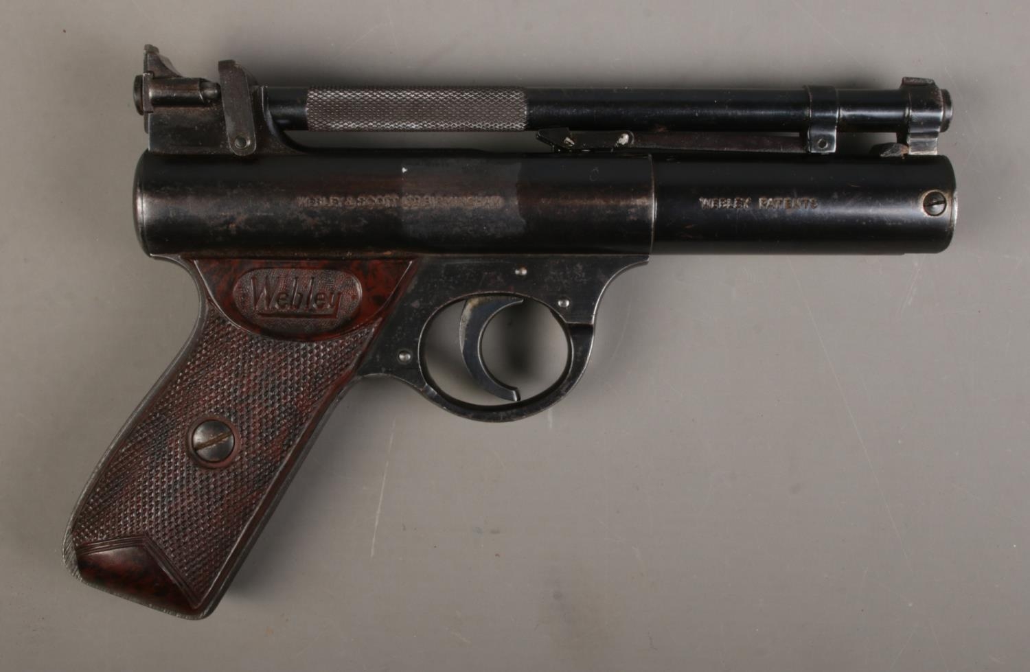 A Webley "Senior" 0.22 cal air pistol featuring chequered grips. CANNOT POST OVERSEAS. - Bild 2 aus 2