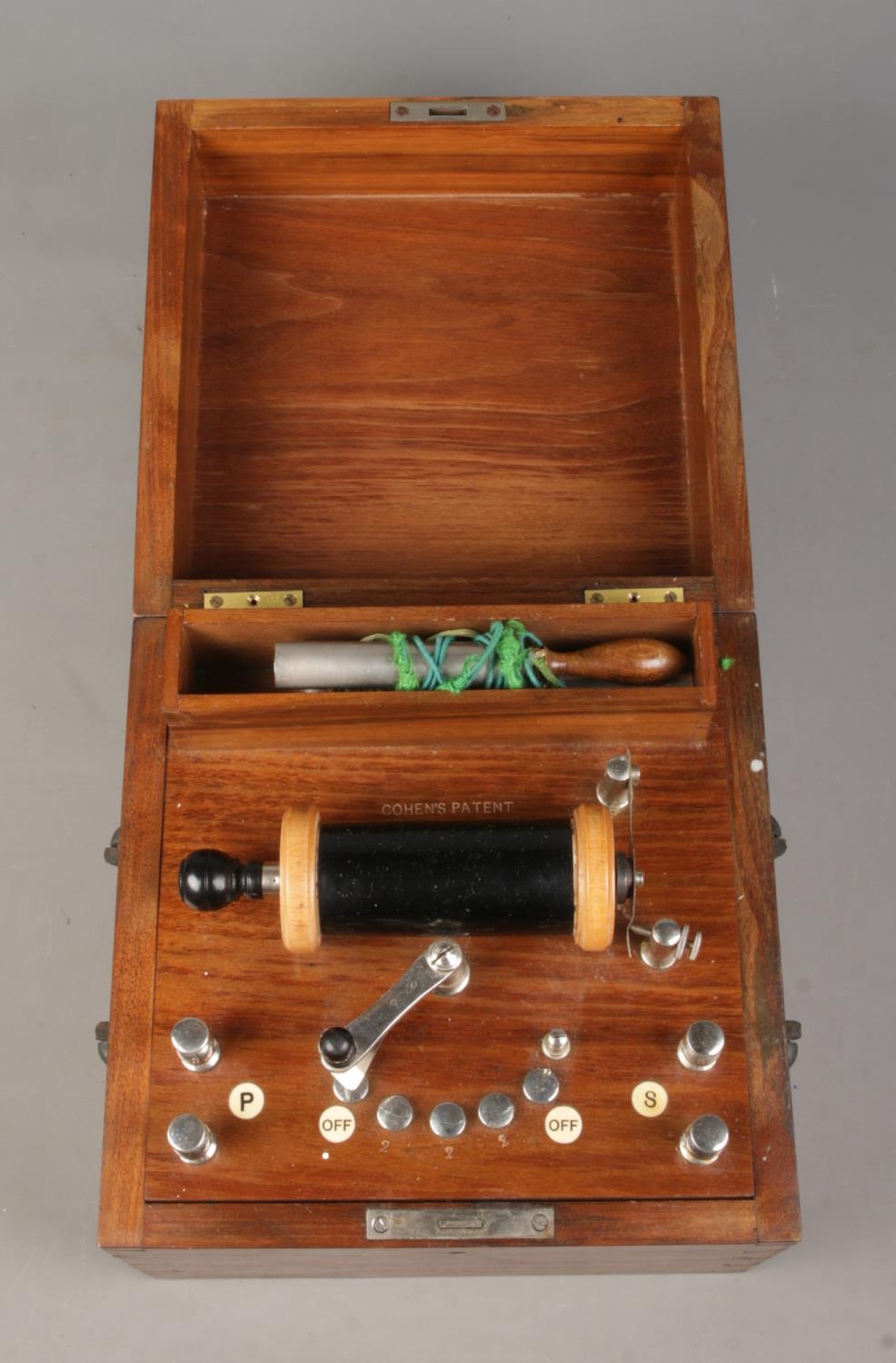 An early Twentieth Century 'Cohen's Patent' shock machine, in fitted box. Requires rewiring. - Image 2 of 3