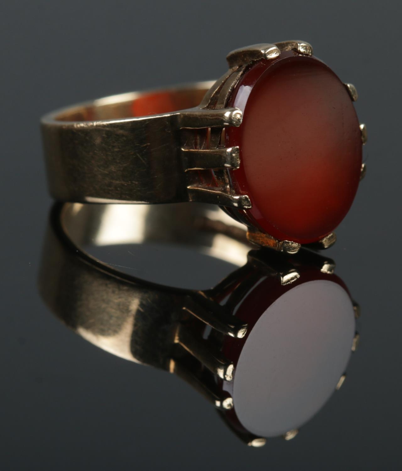 A gents 9ct gold Carnelian signet ring. Size S. Total weight. 6.53g.