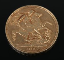 A Victorian full sovereign. Dated 1887. 7.9g.