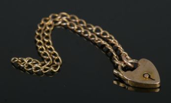 A small 9ct Gold bracelet, with heart clasp. Possibly for a child. Total weight: 1.5g.