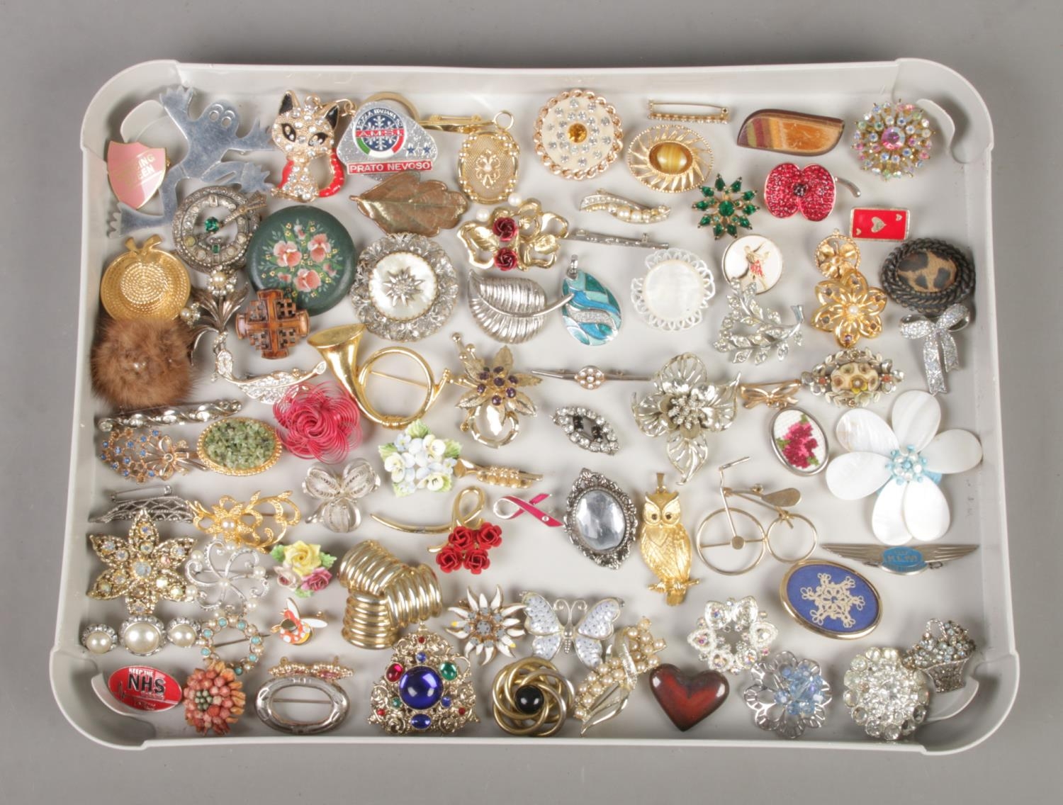 A collection of costume jewellery and vintage brooches, to include Filigree, Oak Leaf, Bicycle,