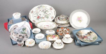 A collection of named ceramics inlcuding boxed Wedgwood plates and trinket boxes, Boxed Hornsea