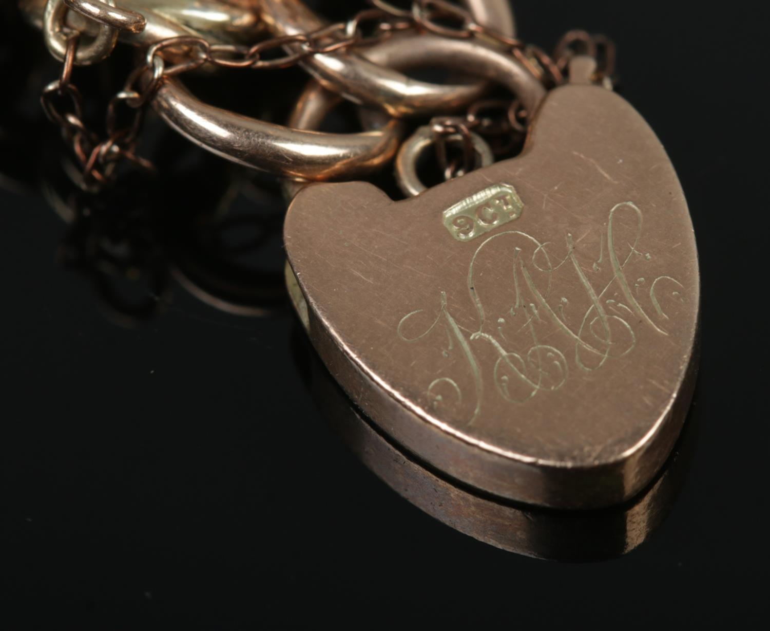 A 9ct Gold rope twist bracelet chain with heart shaped locket clasp. The locked monogrammed for KAH. - Bild 2 aus 2
