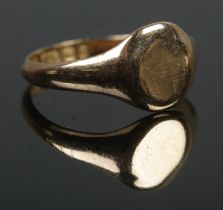 An 18ct Gold signet ring, Size N. Total weight: 2.7g