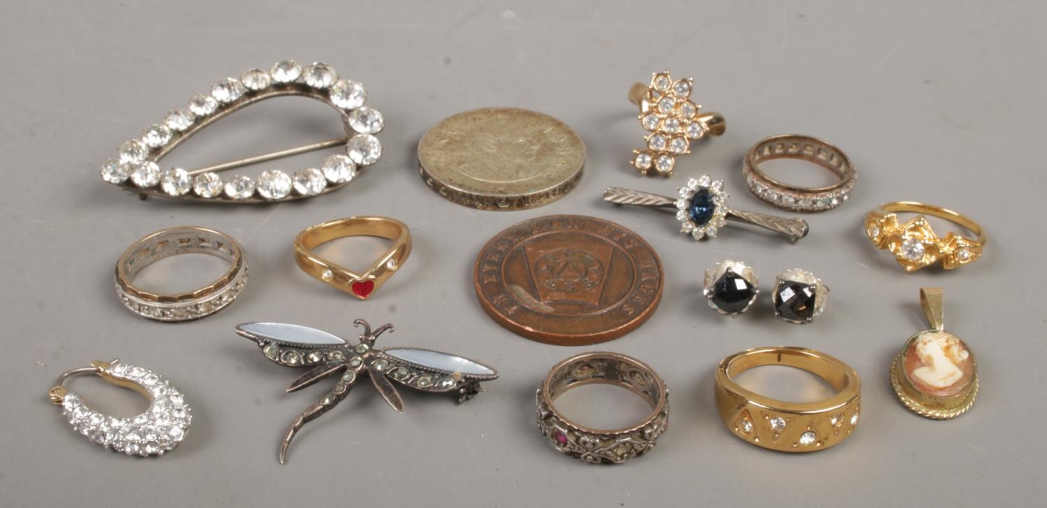 A collection of mainly assorted costume jewellery. To include silver dragonfly broch, rolled god