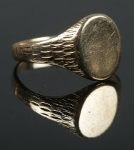 A large 9ct Gold signet ring, with bark detailing to the shoulders. Size V. Total weight: 4.8g.