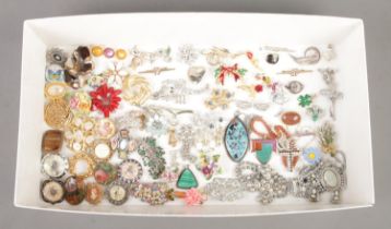 A tray containing a large collection of assorted costume jewellery. To include brooches, scarf