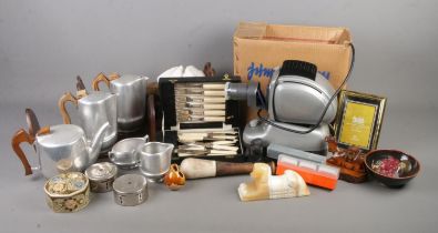 An assorted mix of collectables including a Noris projector, Piquet Ware ands similar teawares,