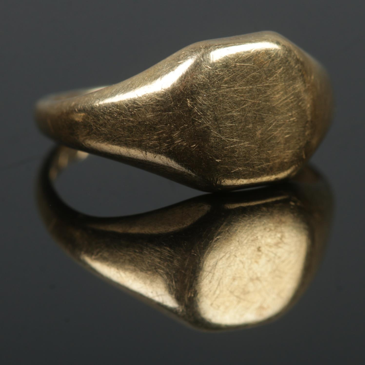 An 18ct Gold signet ring. Size G. Total weight: 3.5g