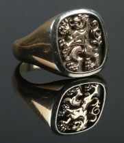 A 9ct gold men's ring with rampant lion design. 11.7g. Size T1/2