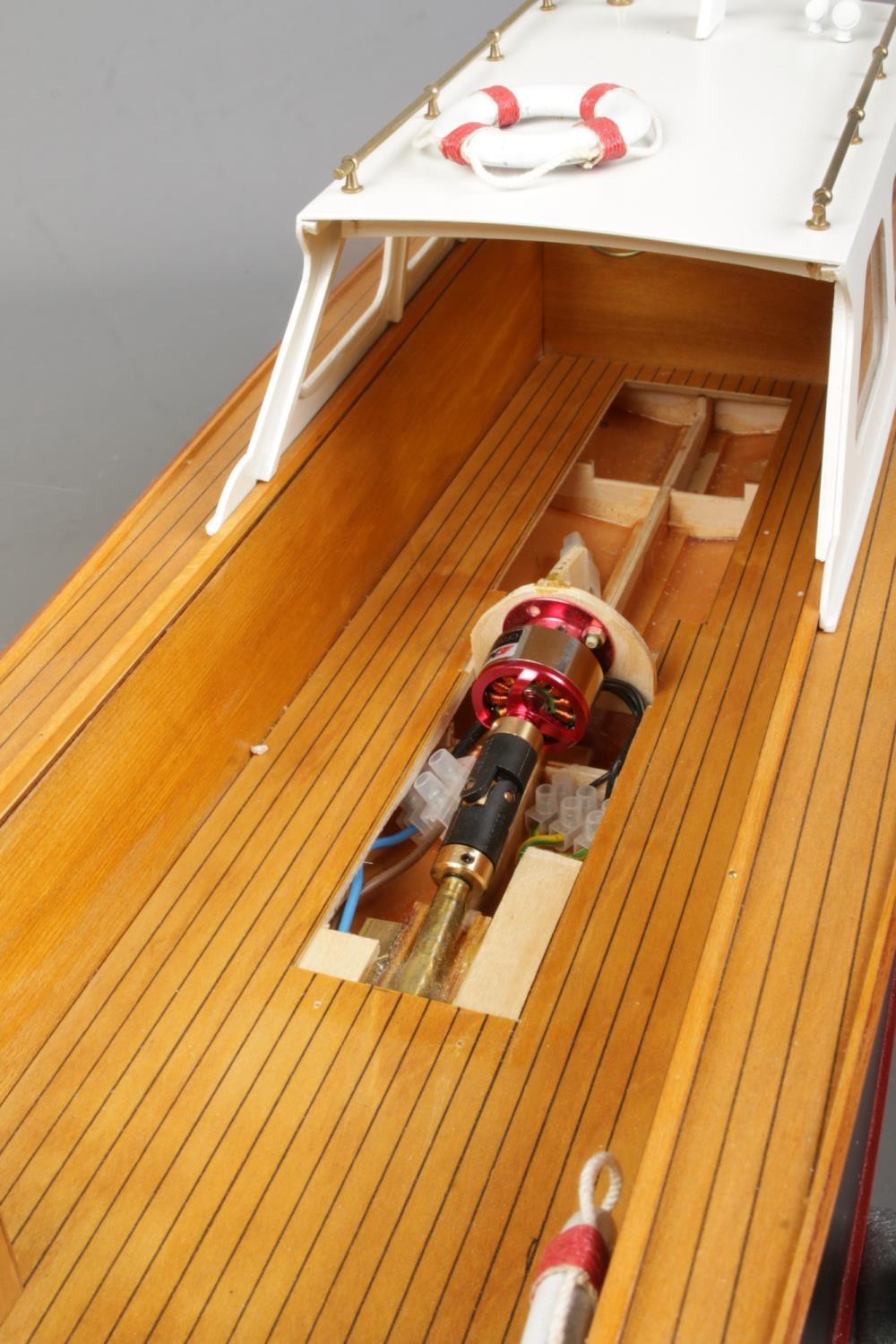 A motorised kit model pond cruiser boat on display stand. Approx. boat length 63cm. No remote - Image 2 of 2