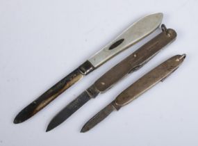 Three folding fruit knives, each bearing either silver blades or silver bodies. To include Walker