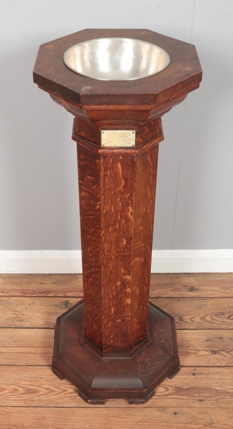 An oak pedestal font of octagonal form, with metal bowl liner and lid. Bearing plaque to the - Image 3 of 4