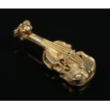 A 9ct gold violin charm/pendant. 1.6g.