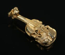 A 9ct gold violin charm/pendant. 1.6g.