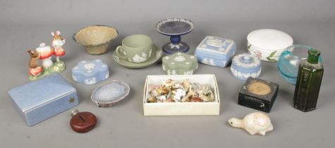 An assortment of collectables to include 'Tiffany Tulips' lidded trinket dish, Wedgwood