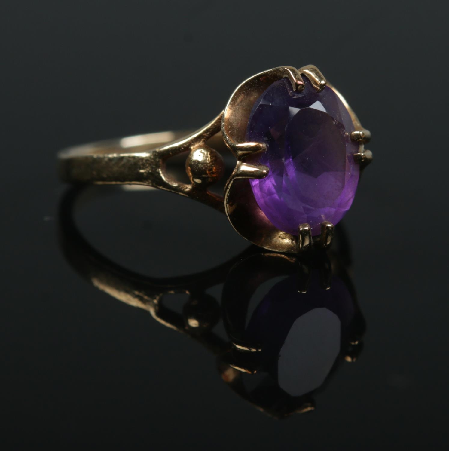 A 9ct gold and amethyst claw set ring. Size M. 2.3g