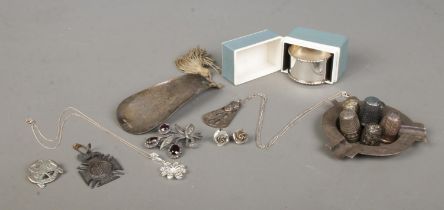 A quantity of silver and white metal oddments, to include six thimbles, boxed napkin ring, fob,