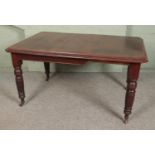 A mahogany extending dining table on turned reeded legs. Hx79cm Wx151cm Dx99cm Table does not come