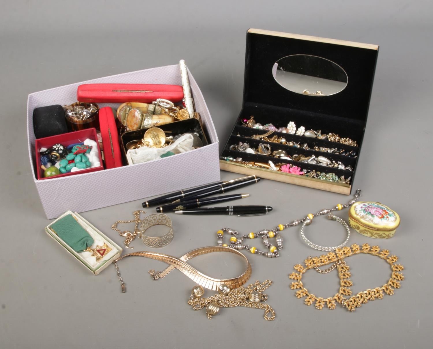 A collection of assorted vintage costume jewellery to include Onyx earrings and pendant,