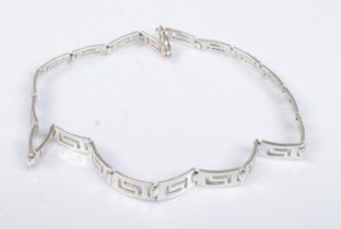 A silver necklace with open link decoration. 45g.