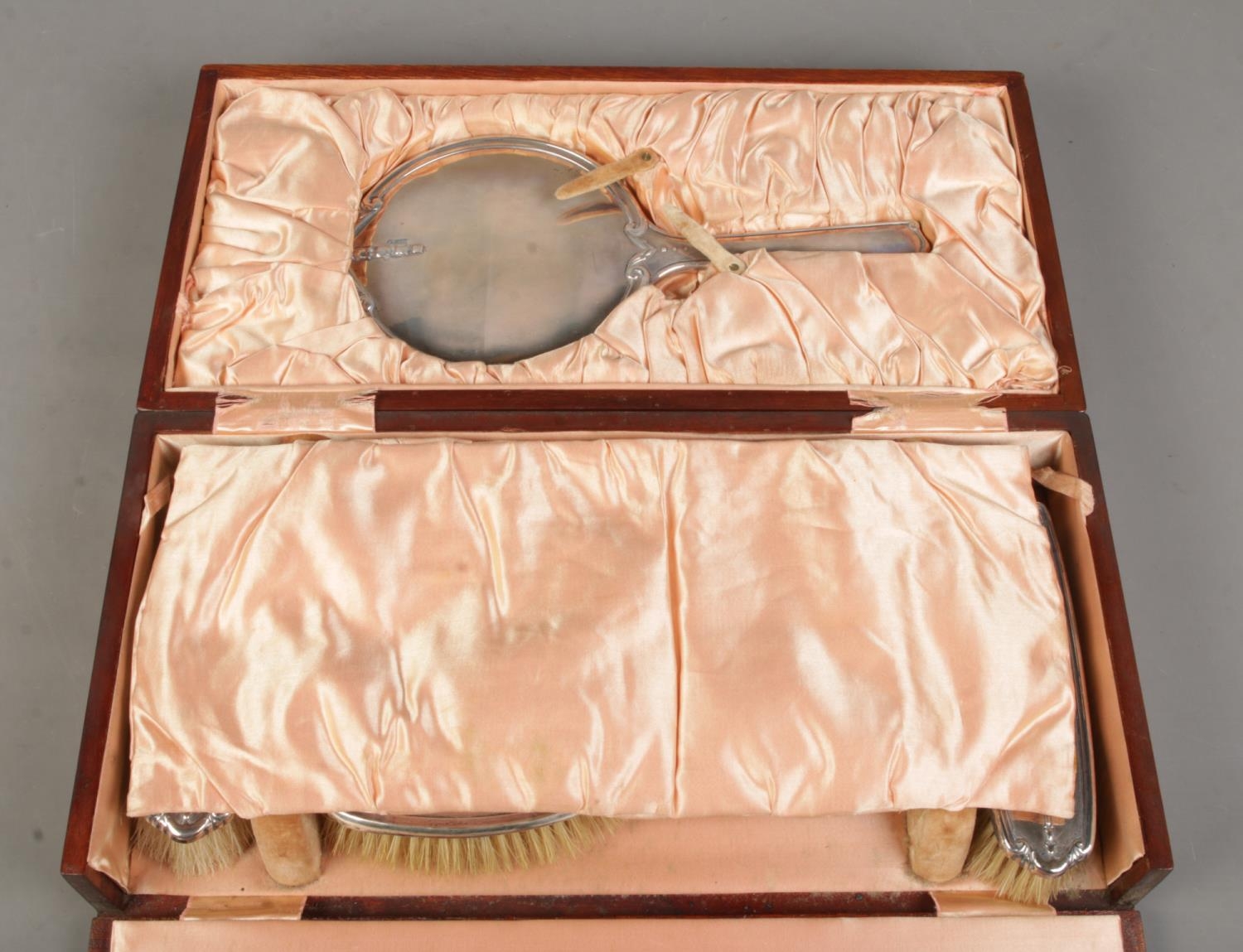 A mahogany cased six piece silver backed vanity set; the case bearing central fan patera inlay. - Image 4 of 5