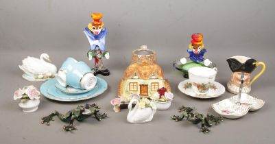 A small quantity of assorted collectable glass and ceramics, to include two Murano glass clowns,