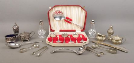 A collection of assorted silver plate and metalwares, to include cased set of spoons, three piece