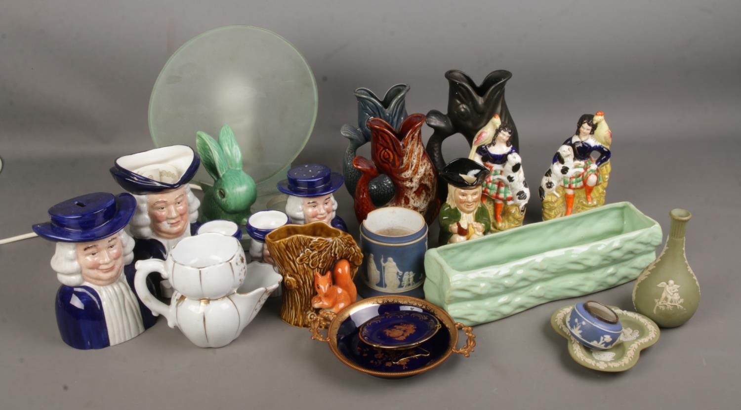 A tray of ceramics including Wedgwood Jasperware, flatback ceramic figures, Foster's Studio Fish,