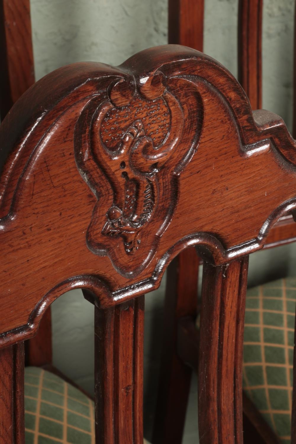 A set of ten oak dining chairs, containing two carvers. Featuring carved detailing to top of - Bild 3 aus 3