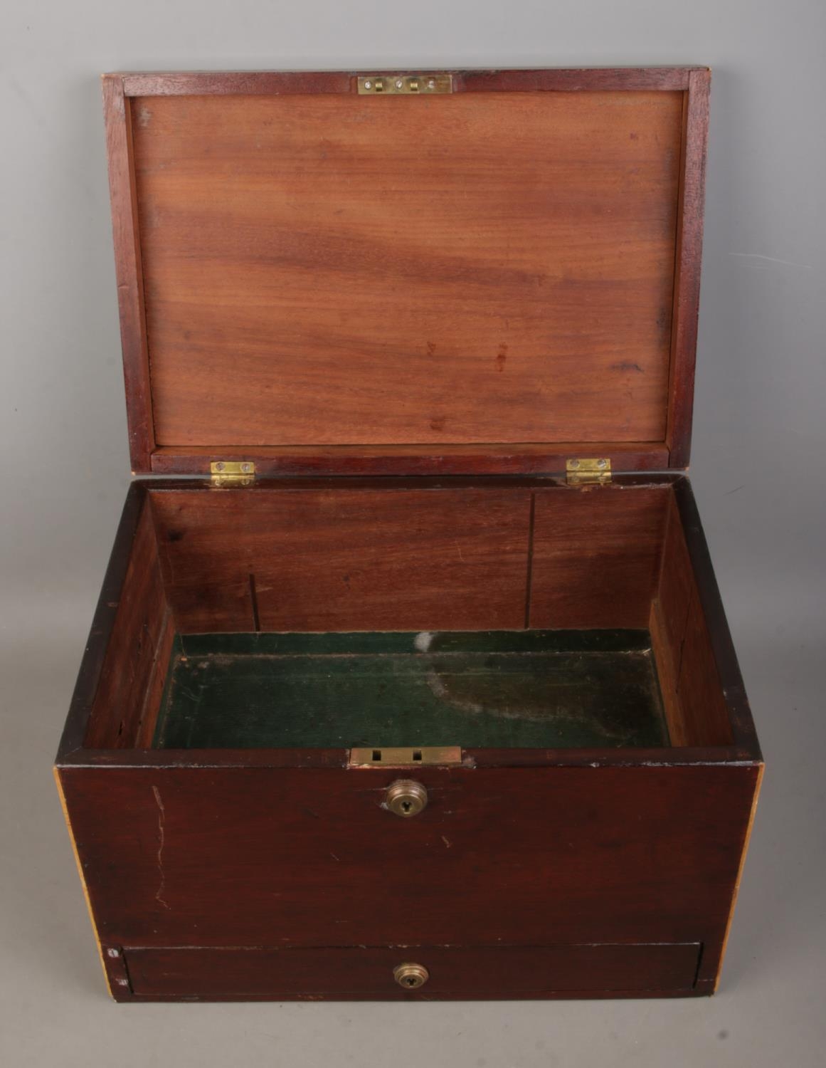 A mahogany storage box with single lower drawer. Approx. dimensions 33cm x 23cm x 22cm. - Bild 2 aus 2