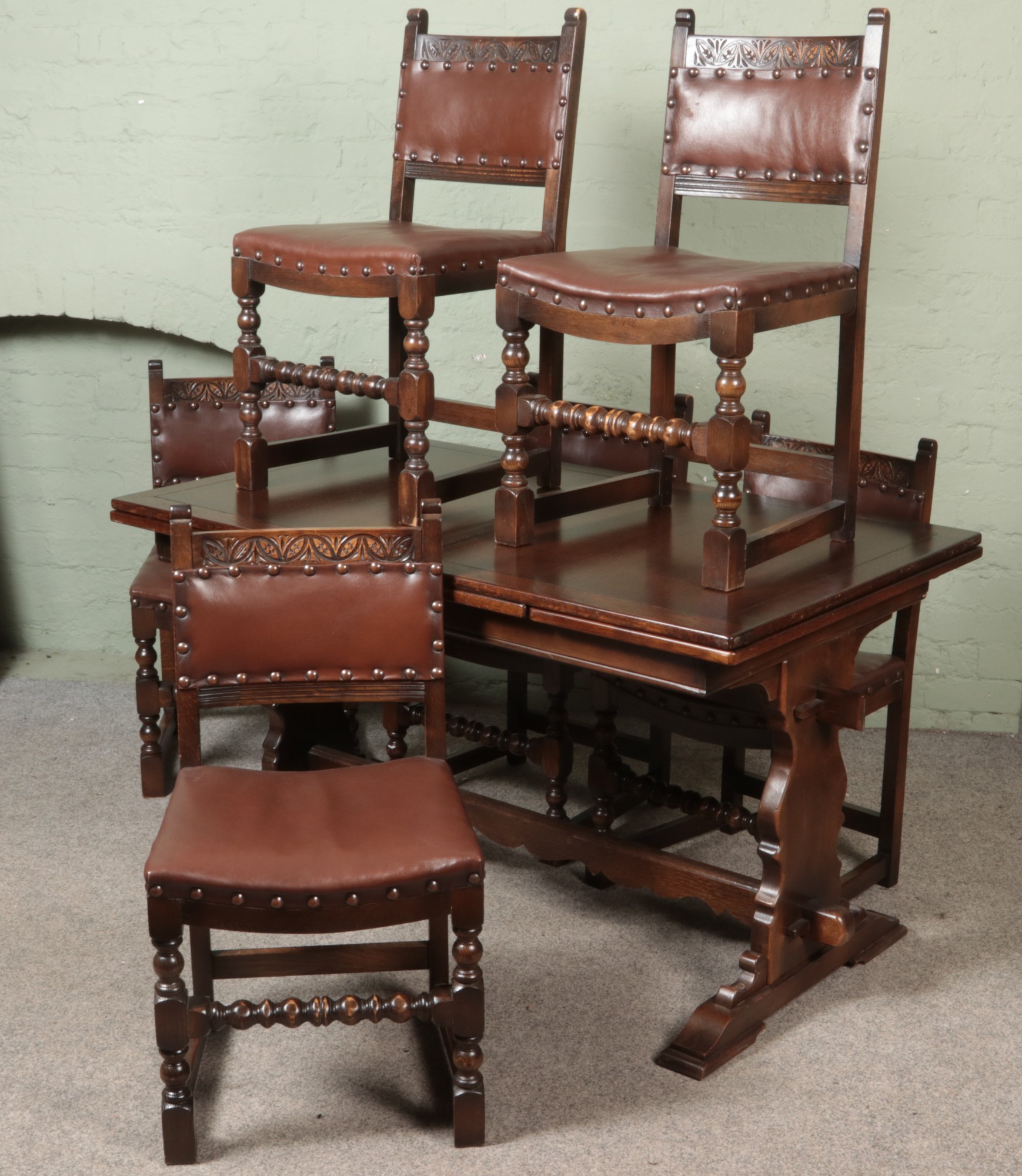 A oak refectory table with six leather upholstered chairs - Bild 2 aus 2