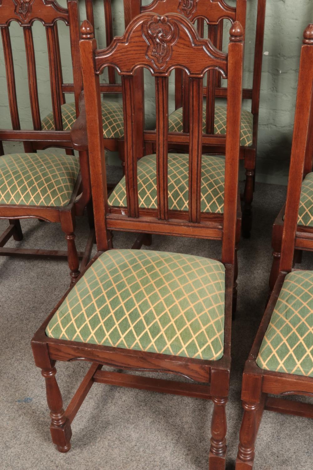 A set of ten oak dining chairs, containing two carvers. Featuring carved detailing to top of - Bild 2 aus 3