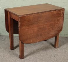 An oak drop leaf gate leg table on square tapering legs. Hx77cm Wx90cm Dx51cm