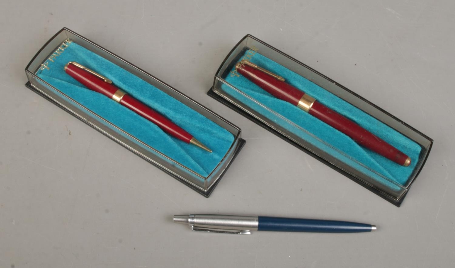 Two Parker pens along with a Parker propelling pencil. Two cased examples. Includes fountain pen and
