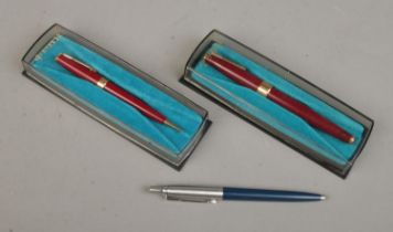 Two Parker pens along with a Parker propelling pencil. Two cased examples. Includes fountain pen and