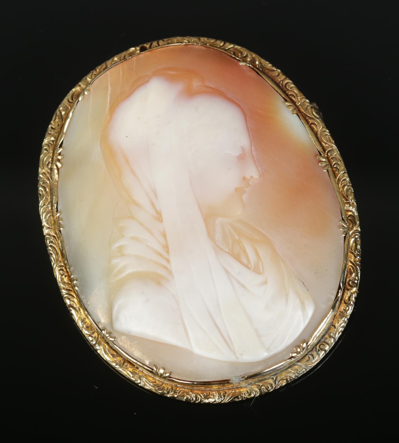 A large Victorian cameo depicting a veiled maiden set in heavily engraved yellow metal mount. 18.3g.