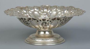 An Edwardian silver pedestal dish with repousse decoration. Assayed Birmingham 1901 by Charles