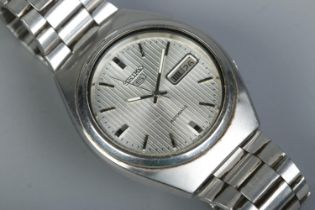A Gent's Seiko 5 automatic wristwatch, with silvered dial, baton markers and day/date display. On