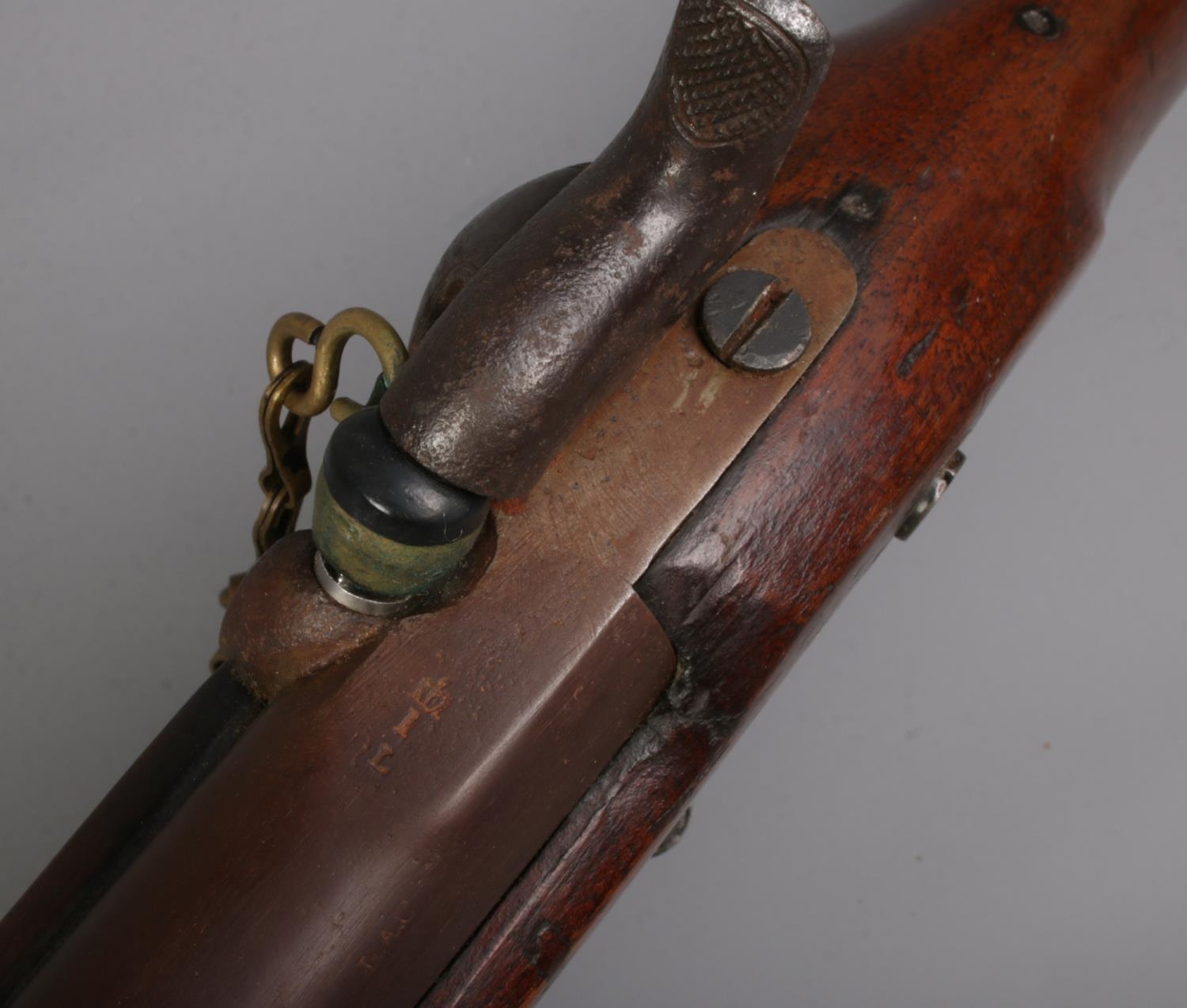 A 19th century Enfield pattern three band muzzle loading percussion rifle. The lock plate stamped - Image 6 of 6