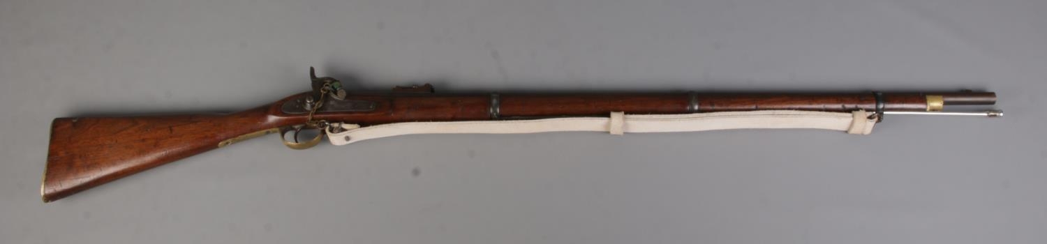 A 19th century Enfield pattern three band muzzle loading percussion rifle. The lock plate stamped - Image 2 of 6