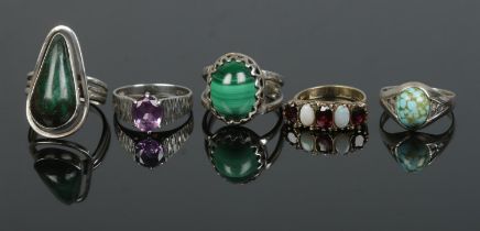 Five silver rings to include polished gemstone examples. Total weight 22.9g.