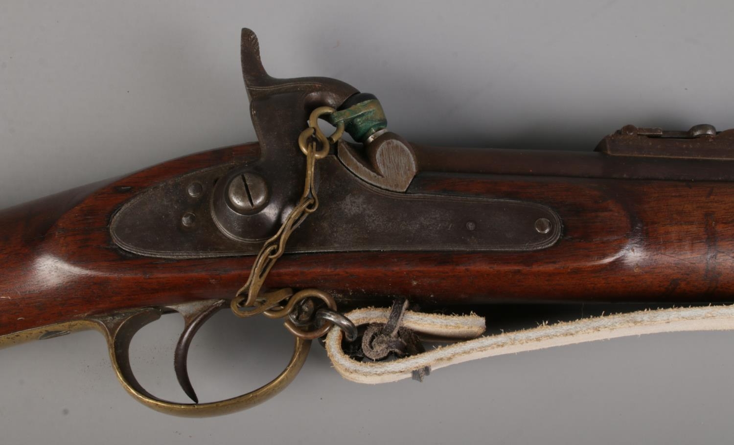 A 19th century Enfield pattern three band muzzle loading percussion rifle. The lock plate stamped - Image 3 of 6