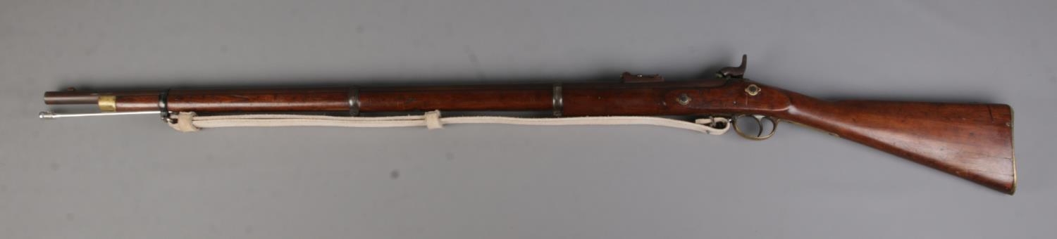 A 19th century Enfield pattern three band muzzle loading percussion rifle. The lock plate stamped - Image 4 of 6