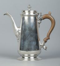 A George VI silver hot water pot with urn shaped finial and wooden handle. Assayed London 1941 by
