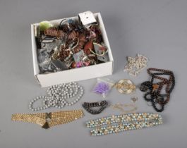 A good collection of assorted costume jewellery to include necklaces, earrings, bracelets, broken