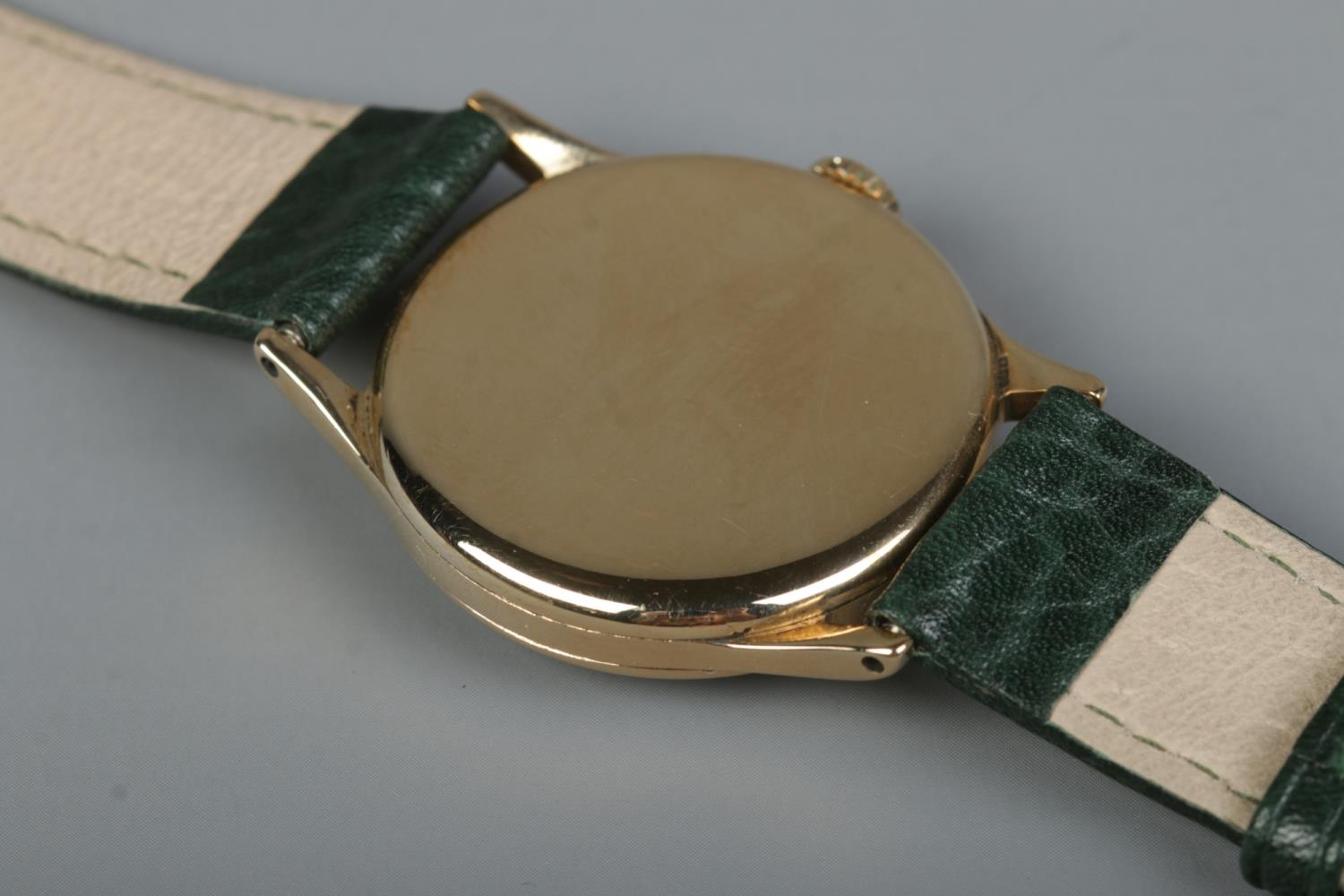 A gents 9ct gold Omega manual wristwatch. Having subsidiary seconds and baton and Arabic numeral - Image 3 of 3