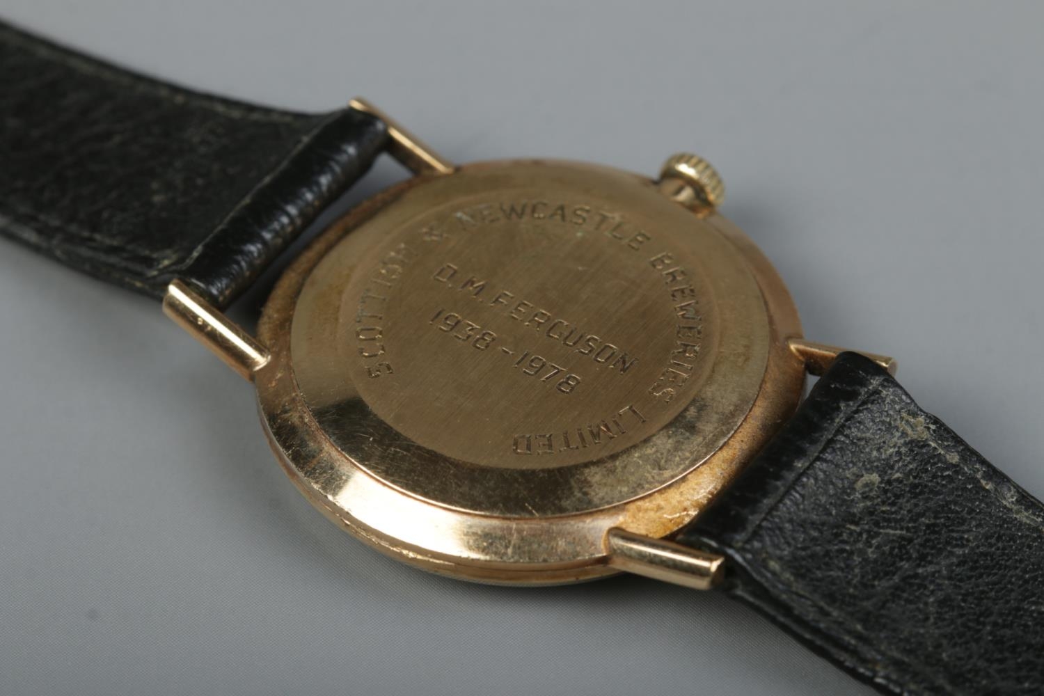 A gents 9ct gold Omega Geneve manual wristwatch. Having centre seconds, baton markers and date - Image 3 of 3