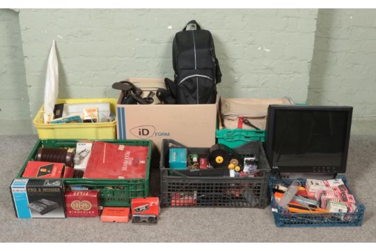 A large quantity of photographic equipment, to include camera bags, binoculars and opera glasses, RM - Image 1 of 2